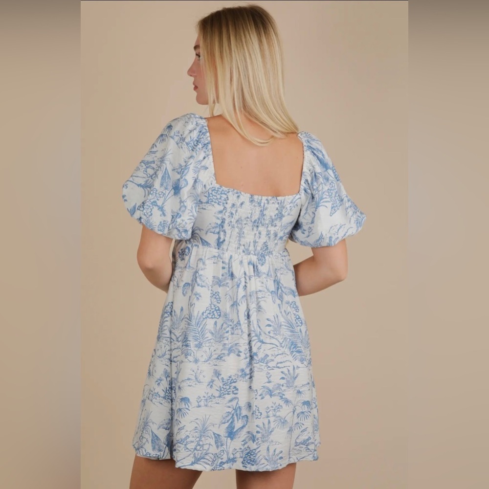 New with tags! Beautiful boutique Blue and White Floral Dress in L by Newn